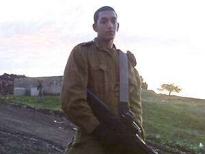 מור כהן ז''ל על רקע הבמנה שממנו נורה הכדור מור כהן ז''ל על רקע הבמנה שממנו נורה הכדור