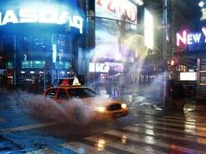 מונית נוסעת ברחובות ניו יורק. מונית נוסעת ברחובות ניו יורק.