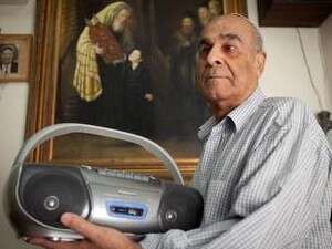 רחמים דרשן והטייפ שבעזרתו הוא משנן את התנ רחמים דרשן והטייפ שבעזרתו הוא משנן את התנ