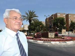 גבי ללוש על רקע דימונה גבי ללוש על רקע דימונה