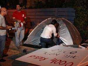 עובדי סונול מקימים מאהל מול ביתו של שטייניץ, הערב. עובדי סונול מקימים מאהל מול ביתו של שטייניץ, הערב.