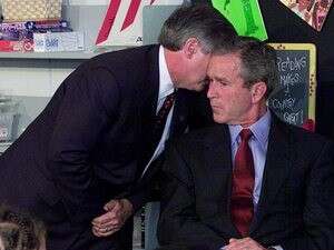 בוש מקבל את ההודעה על ההתקפה בניו יורק. בוש מקבל את ההודעה על ההתקפה בניו יורק.