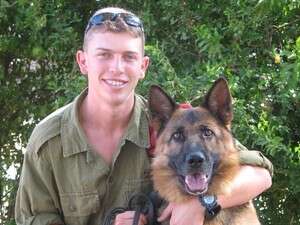 סמ''ר קיריל גולנשין ז''ל עם מאקו סמ''ר קיריל גולנשין ז''ל עם מאקו