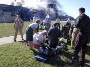 אנשים מפונים מחוץ לפנטגון אחרי מתקפת הטרור של ה-11 בספטמבר אנשים מפונים מחוץ לפנטגון אחרי מתקפת הטרור של ה-11 בספטמבר