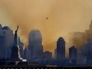 פסל החירות על רקע העשן העולה מאזור גראונד זירו פסל החירות על רקע העשן העולה מאזור גראונד זירו