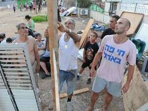 בניית צריפים במאהל ג'סי כהן בחולון בניית צריפים במאהל ג'סי כהן בחולון