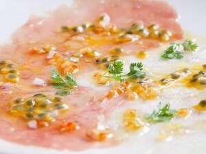 קרפצ'יו מוסר ים וטונה עם פסיפלורה קרפצ'יו מוסר ים וטונה עם פסיפלורה