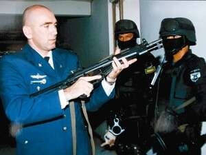 אורי בר לב מאמן יחידה מיוחדת במיאמי, 2001 אורי בר לב מאמן יחידה מיוחדת במיאמי, 2001