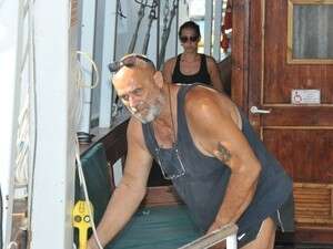 הקברניט שמשון משיח על סיפון הספינה הקברניט שמשון משיח על סיפון הספינה