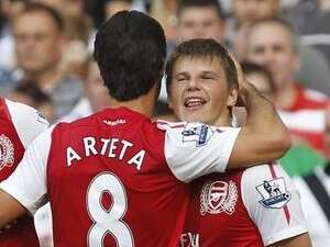 אנדרי ארשבין חוגג עם מיקל ארטטה ורובין ואן פרסי אנדרי ארשבין חוגג עם מיקל ארטטה ורובין ואן פרסי