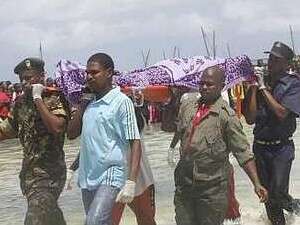 חיילים מחלצים גופה מהמעבורת שטבעה בזנזיבר, היום חיילים מחלצים גופה מהמעבורת שטבעה בזנזיבר, היום