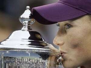 סמנתה סטוסור עם הגביע הקדוש, לפנות בוקר סמנתה סטוסור עם הגביע הקדוש, לפנות בוקר