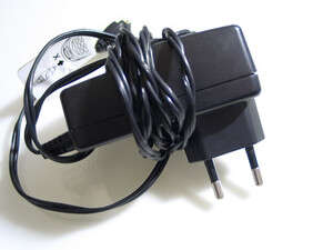 מטען לטלפון. לא חייבים לזרוק לפח מטען לטלפון. לא חייבים לזרוק לפח