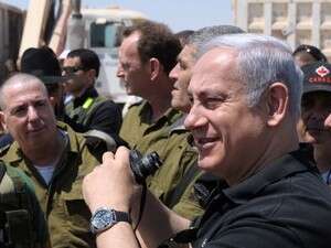 נתניהו מסייר ליד גדר הגבול עם מצרים, היום. נתניהו מסייר ליד גדר הגבול עם מצרים, היום.