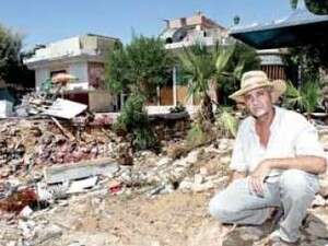 הקבלן איציק שטרית על רקע הבית שלו בבאר שבע הקבלן איציק שטרית על רקע הבית שלו בבאר שבע