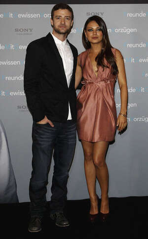 גם ג'ינס וגם מילה קוניס. טימברלייק מסודר גם ג'ינס וגם מילה קוניס. טימברלייק מסודר