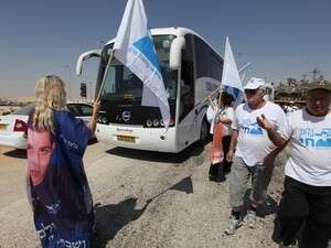 פעילי שליט מעכבים את אוטובוס המשפחות הפלסטיניות. פעילי שליט מעכבים את אוטובוס המשפחות הפלסטיניות.