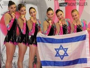 נבחרת הבנות בהתעמלות האמנותית עם מדליית הארד נבחרת הבנות בהתעמלות האמנותית עם מדליית הארד