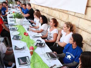 ארוחת החג מול ביתו של שר האוצר, הערב ארוחת החג מול ביתו של שר האוצר, הערב