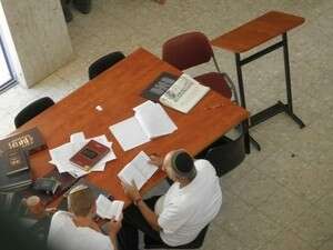 יעקב נאמן עם נכדו שקד בישיבת ההסדר בעתניאל יעקב נאמן עם נכדו שקד בישיבת ההסדר בעתניאל