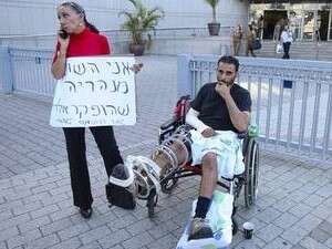 אלדד חדד מפגין מול משרד הביטחון, הערב אלדד חדד מפגין מול משרד הביטחון, הערב