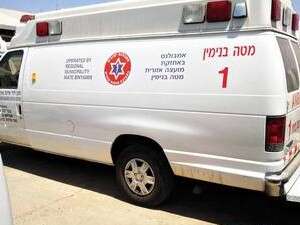 האמבולנס עם הסמל החדש האמבולנס עם הסמל החדש