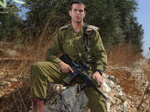 רועי דרוק במקום הפיגוע. רועי דרוק במקום הפיגוע.