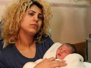 לילך שושן עם בנה בבית החולים לילך שושן עם בנה בבית החולים