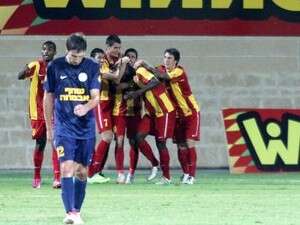 שחקני אשדוד חוגגים שער מול עכו המאוכזבת שחקני אשדוד חוגגים שער מול עכו המאוכזבת