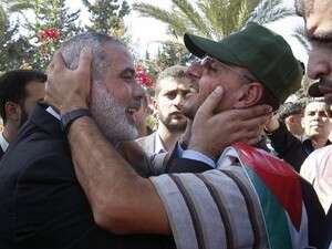 איסמעיל הנייה מקבל את פניו של אחד המשוחררים בעסקת שליט איסמעיל הנייה מקבל את פניו של אחד המשוחררים בעסקת שליט
