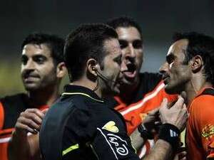 בבני יהודה מתווכחת עם אוראל גרינפלנד בבני יהודה מתווכחת עם אוראל גרינפלנד