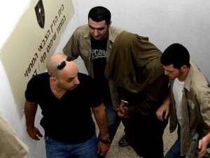 הקצין מובא להארכת מעצר על סחר בסמים בגבול סיני. הקצין מובא להארכת מעצר על סחר בסמים בגבול סיני.