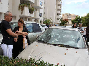 מכונית שנפגעה מגראד באשדוד מכונית שנפגעה מגראד באשדוד