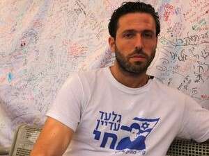 אוהד כנר במאהל המחאה ב-2009 אוהד כנר במאהל המחאה ב-2009