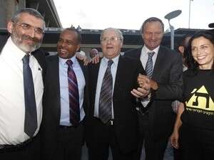 חברי הכנסת רונית תירוש, זאב ביילסקי, זבולון אורלב, שלמה מולה ומיכאל בן ארי בחיבוק קבוצתי חברי הכנסת רונית תירוש, זאב ביילסקי, זבולון אורלב, שלמה מולה ומיכאל בן ארי בחיבוק קבוצתי