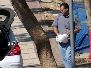 פרופ' צבי צפירה ליד ביתו בלהבים פרופ' צבי צפירה ליד ביתו בלהבים