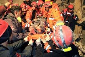 צוותי החילוץ מפנים אדם שנלכד בהריסות צוותי החילוץ מפנים אדם שנלכד בהריסות