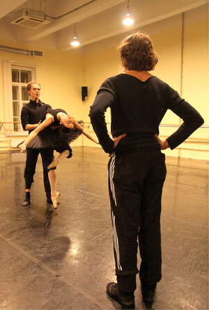 דואטו בפעולה עם רקדניו דואטו בפעולה עם רקדניו