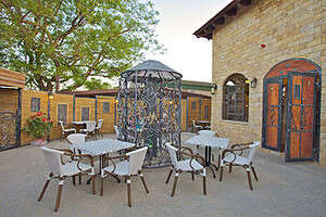 חצר המסעדה חצר המסעדה