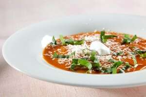 מרק עגבניות עם עדשים כתומות של בריבה מרק עגבניות עם עדשים כתומות של בריבה