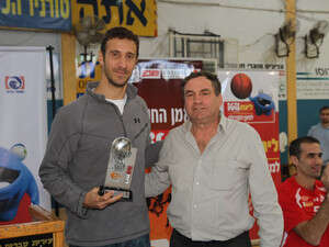 ליאור ליובין נבחר למאמן החודש. עם עוזי דיין ליאור ליובין נבחר למאמן החודש. עם עוזי דיין