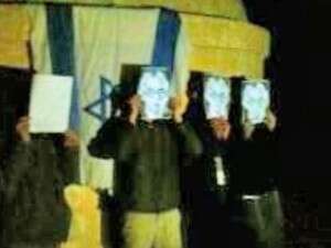 נוער הגבעות שחצה את גדר המערכת הערב מחזיק בדיוקנו של זאב ז'בוטינסקי נוער הגבעות שחצה את גדר המערכת הערב מחזיק בדיוקנו של זאב ז'בוטינסקי