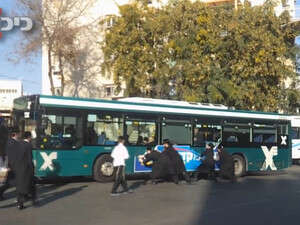 חרדים קורעים מודעה מאוטובוס אגד שנושאת את הכתובת חרדים קורעים מודעה מאוטובוס אגד שנושאת את הכתובת