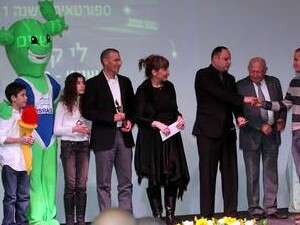 לבנת בטקס למשלחת הישראלית. עושה לי בחילה לבנת בטקס למשלחת הישראלית. עושה לי בחילה