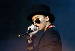 דיפלו חם עליהם. G-Dragon מהצמד GD ו-TOP דיפלו חם עליהם. G-Dragon מהצמד GD ו-TOP