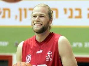 יונתן שולדבראנד מבסוט באדום יונתן שולדבראנד מבסוט באדום