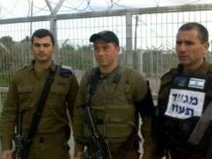 החייל שסיכל את הפיגוע דניאל קומשקו, באמצע, עם המ''פ לירון לחמי, משמאל, והמג''ד ארז רבן מימין החייל שסיכל את הפיגוע דניאל קומשקו, באמצע, עם המ''פ לירון לחמי, משמאל, והמג''ד ארז רבן מימין