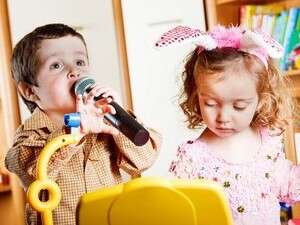 הילד שר ומתנועע ברגש. הילד שר ומתנועע ברגש.
