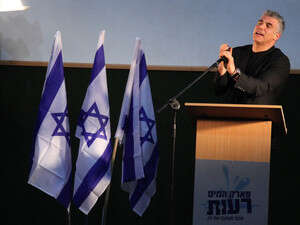 ינחה את הטקס בכל זאת. לפיד ינחה את הטקס בכל זאת. לפיד