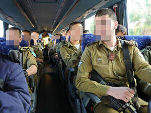 כיוון את נשקו האישי לעבר חברו. כיוון את נשקו האישי לעבר חברו.